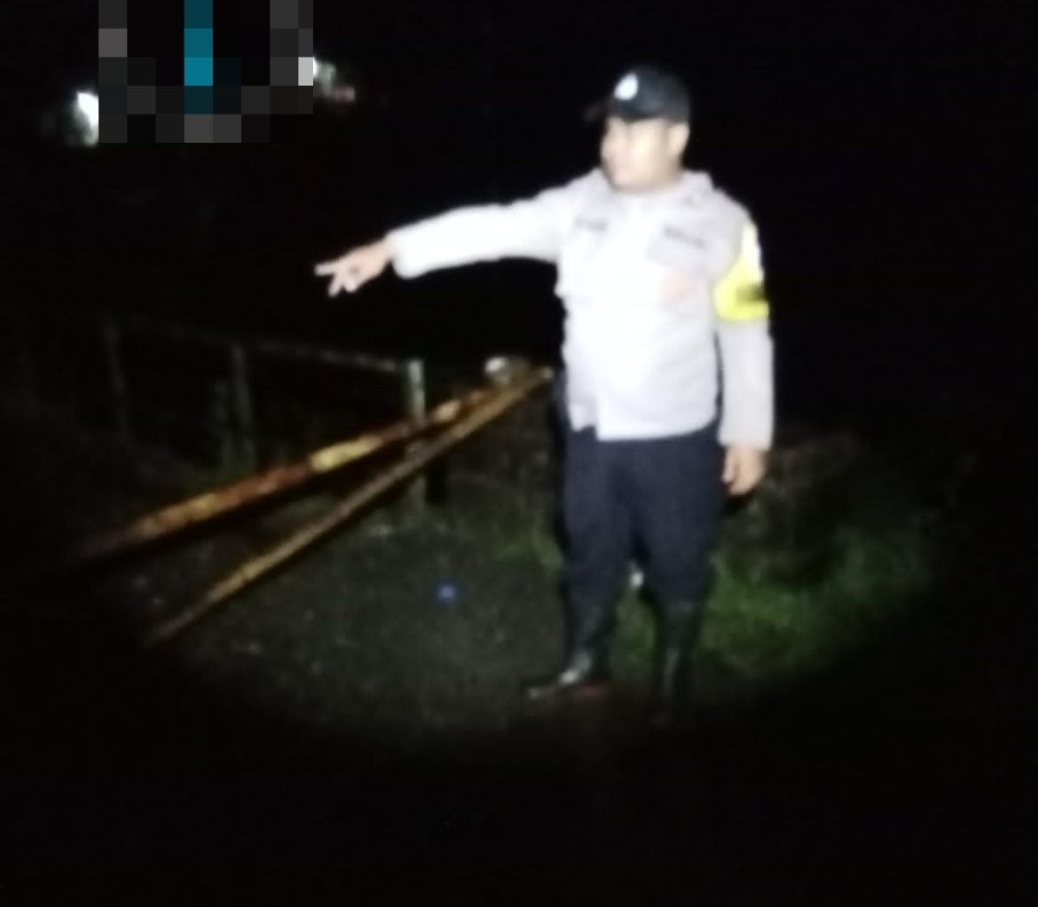 Jembatan Penghubung Desa Pamutuh dan Desa Depok Terputus akibat Longsor di Lebak Barang