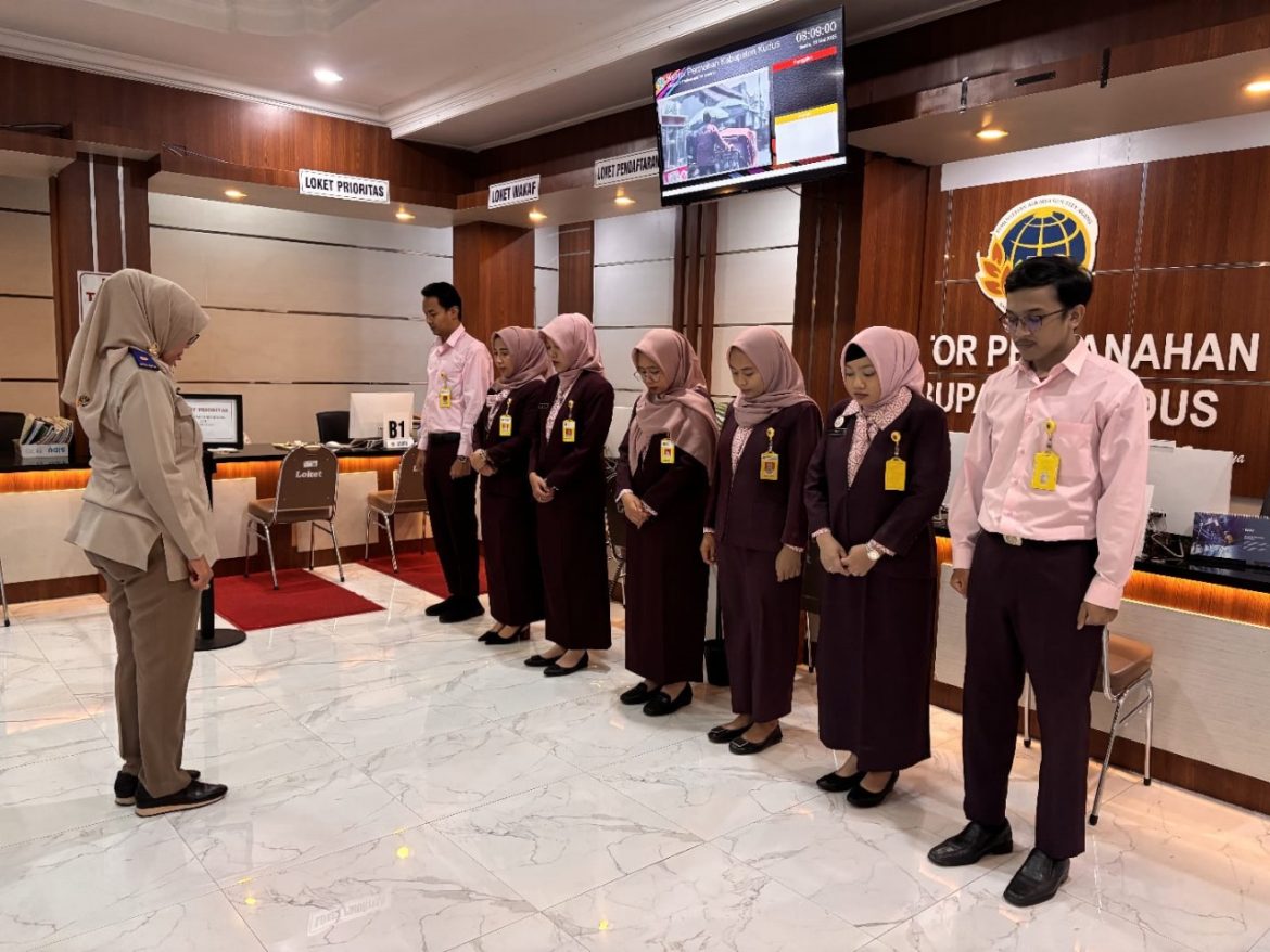 Briefing Pagi Petugas Loket Kantor Pertanahan Kabupaten Kudus, Pertanahankan Kualitas Pelayanan agar lebih sigap Melayani Masyarakat kudus