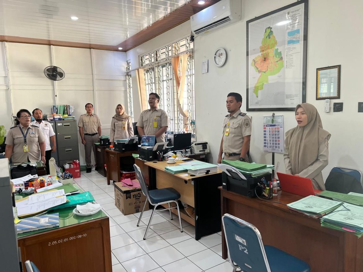 Seluruh Pengunjung dan Pegawai di Lingkungan Kantor Pertanahan Kabupaten Kudus secara Serempak Menyanyikan Lagu Indonesia Raya