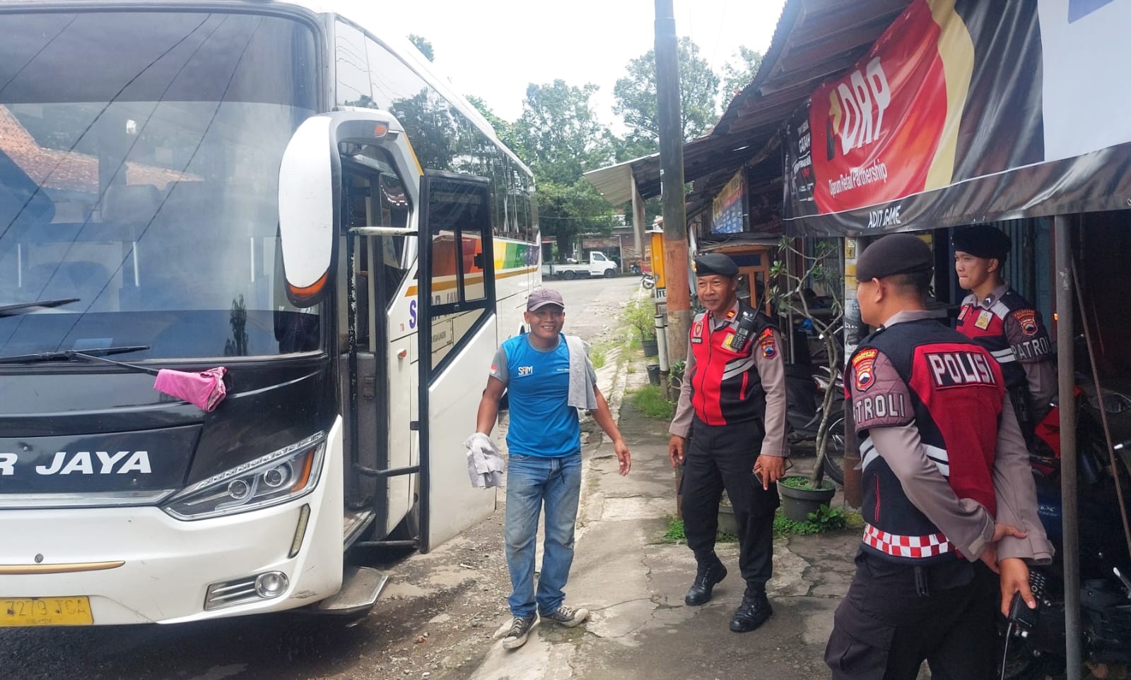 Jajaran Satuan Samapta Polresta Magelang melaksanakan Patroli Dialogis di kawasan terminal wilayah Kecamatan Borobudur, Kabupaten Magelang, pada Kamis (22/05/2025). (foto: Narwan) 