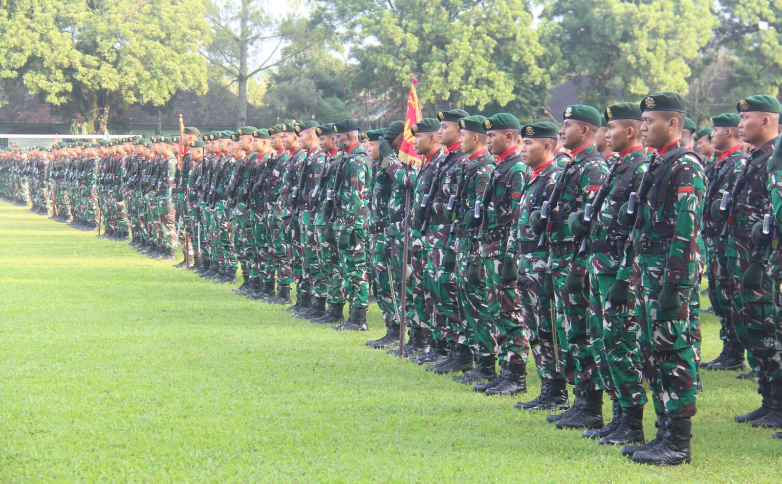 Prajurit Yonarmed 1 Kostrad turut serta dalam upacara bendera yang dilaksanakan secara serentak oleh seluruh jajaran Divisi Infanteri 2 Kostrad. Upacara digelar di Lapangan Sapta Marga, Markas Divif 2 Kostrad, Singosari, Malang, pada Selasa (20/05/2025). (foto: Penajusta/Narwan) 