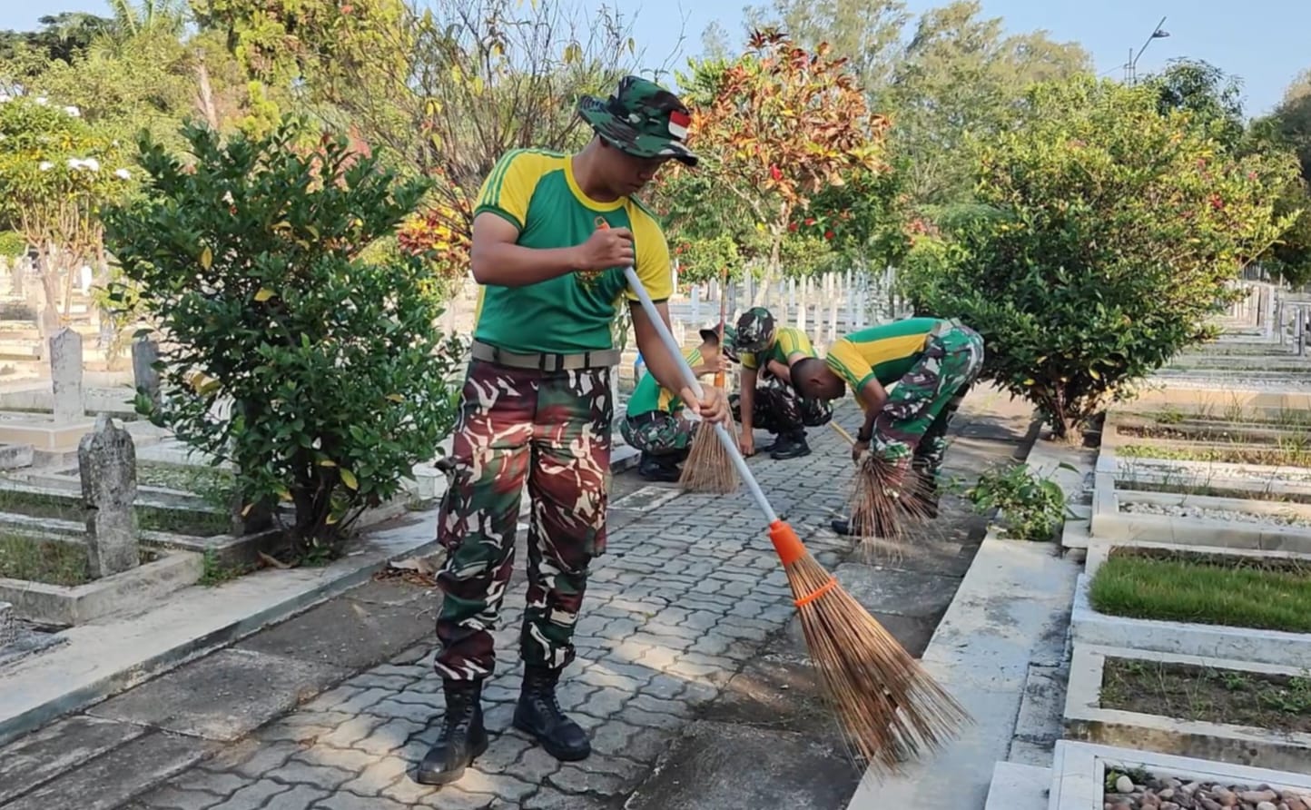 Dalam rangka memperingati Hari Ulang Tahun ke-63 Resimen Artileri Medan 2 Putra Yudha, prajurit Yonarmed 1 Kostrad melaksanakan kegiatan karya bakti pembersihan di Taman Makam Pahlawan (TMP) Suropati Kota Malang, Sabtu (31/05/2025). (foto: Penajusta/Narwan) 