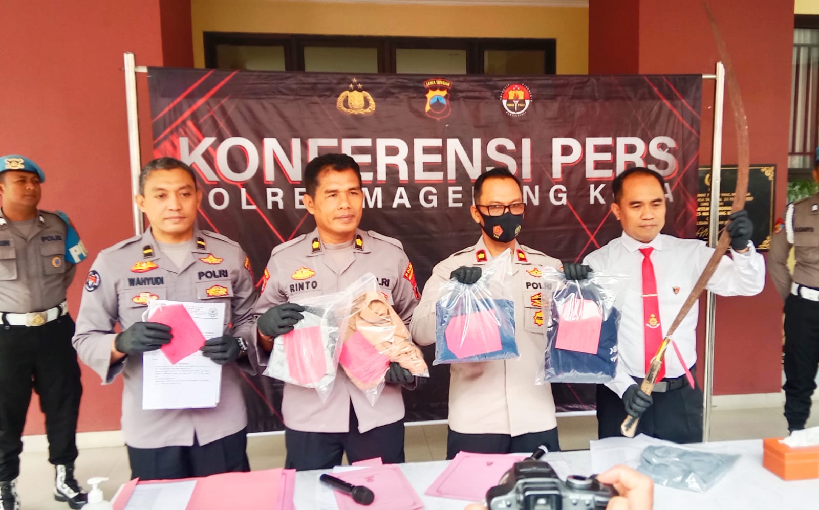 Konferensi Pers Polres Magelang Kota mengungkapkan hasil pelaksanaan Operasi Aman Candi 2025, Senin (02/06/2025). (foto: Syakira) 