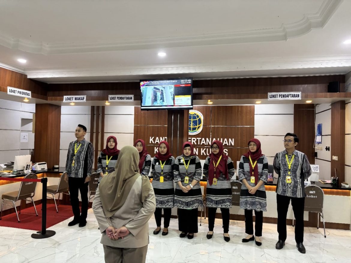 Peningkatan Kualitas Pelayanan, Petugas Loket Kantor Pertanahan Kabupaten Kudus Ikuti Briefing Pagi