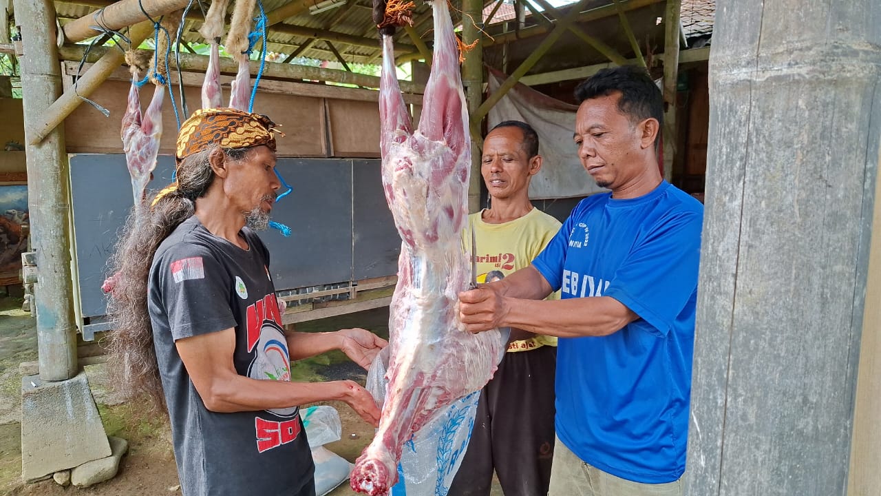 Hingga Tasrik hari ketiga, A-PPI Magelang Raya bersama Yayasan Bilal Bin Rabah Candimulyo masih mentasyarufkan daging kurban ke warga masyarakat, Senin (09/06/2025). (foto: Syakira) 