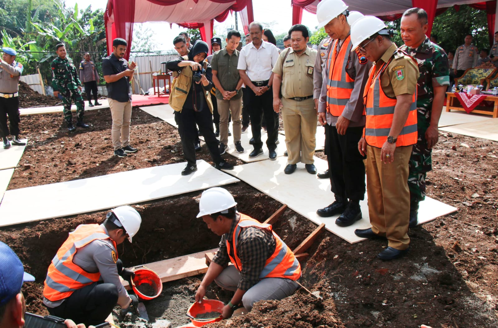 Peletakan baru pertama pembangunan Mapolsek Windusari dilakukan oleh Kapolresta Magelang Polda Jateng, Kombes Pol Herbin Garbawiyata Jaya Sianipar, S.I.K., S.H. pada Selasa (10/06/2025). (foto: Syakira) 