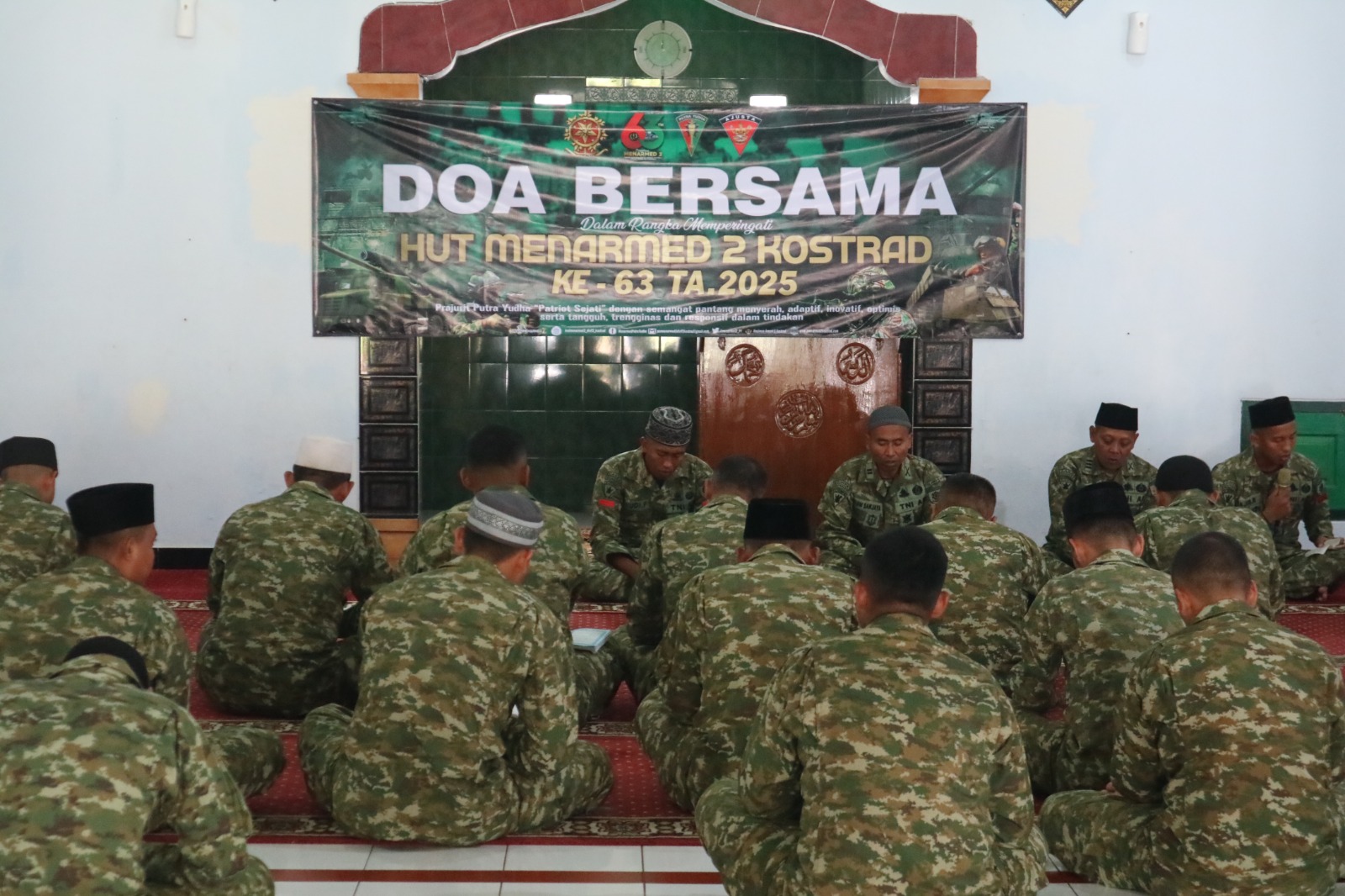 Dalam rangka memperingati Hari Ulang Tahun (HUT) ke-63 Resimen Armed 2 Kostrad, prajurit Yonarmed 1 Kostrad menggelar kegiatan Doa Bersama, Selasa (10/06/2025). (foto: Penajusta/Narwan) 