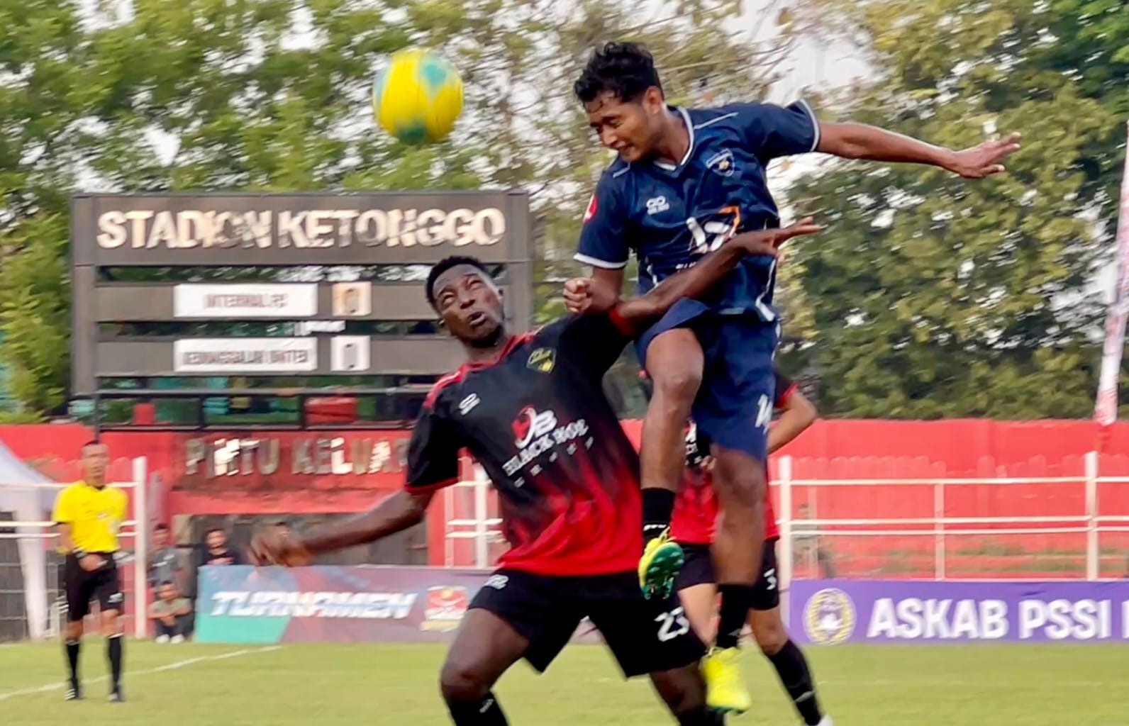 Laga final Turnamen Sepakbola Danyonarmed 12 Kostrad Cup Ke-5 Tahun 2025 berlangsung meriah di Lapangan Ketonggo Ngawi, Jawa Timur, Selasa (10/06/2025). (foto: Deni/Narwan) 