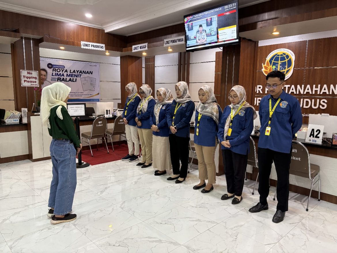 Manager Loket Lakukan Briefing Pagi Langkah Awal Menuju Layanan Pertanahan yang berkualitas dan Humanis di Kantor Pertanahan Kabupaten Kudus
