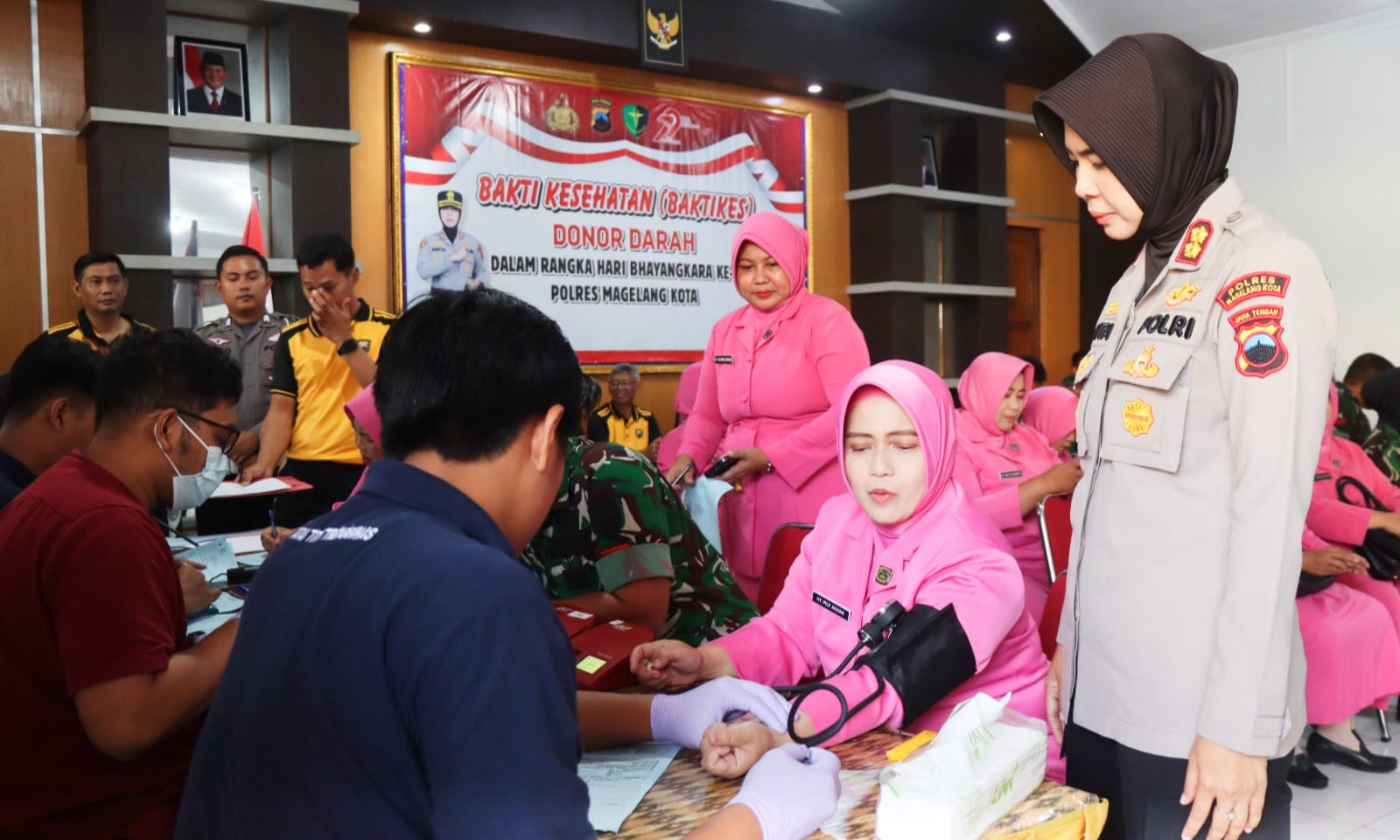 Dalam rangka menyambut Hari Bhayangkara ke-79 tahun 2025, Polres Magelang Kota menggelar kegiatan Bakti Kesehatan Donor Darah, Jumat (13/06/2025). (foto: Syakira) 
