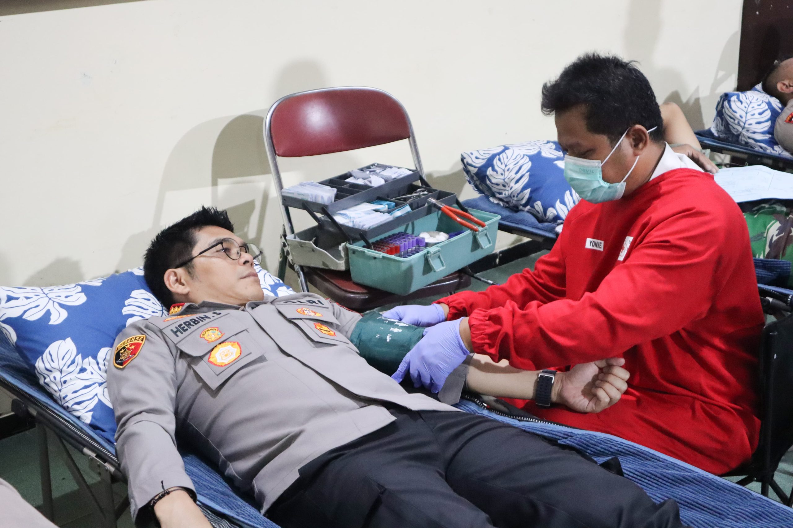 Menyambut Hari Bhayangkara Tahun 2025, Polresta Magelang menggelar kegiatan donor darah dan diikuti ratusan peserta dari berbagai unsur, Senin (16/06/2025). (foto: Syakira) 