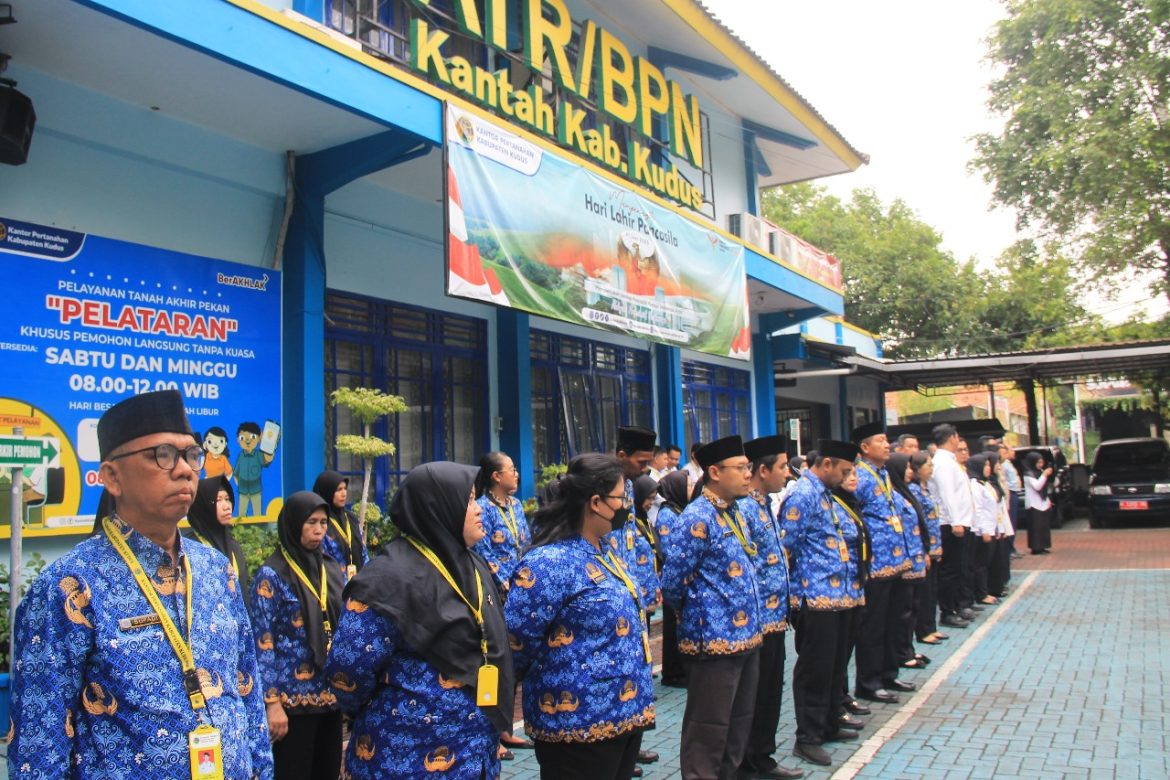 Perkuat Komitmen dan Kinerja, Kepala Kantor Pertanahan Kudus Pimpin Apel Pagi