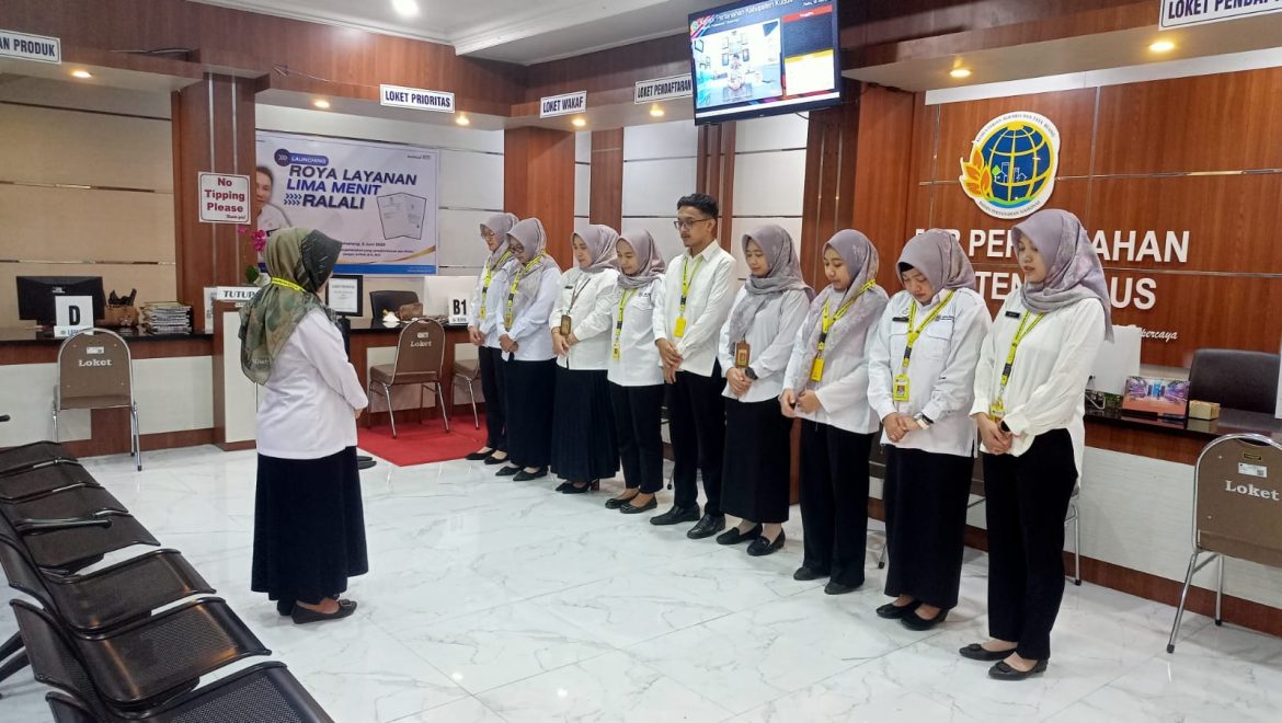 Manager Loket Laksanakan Kegiatan Briefing Pagi di Kantor Pertanahan Kabupaten Kudus, Awali hari dengan Semangat!