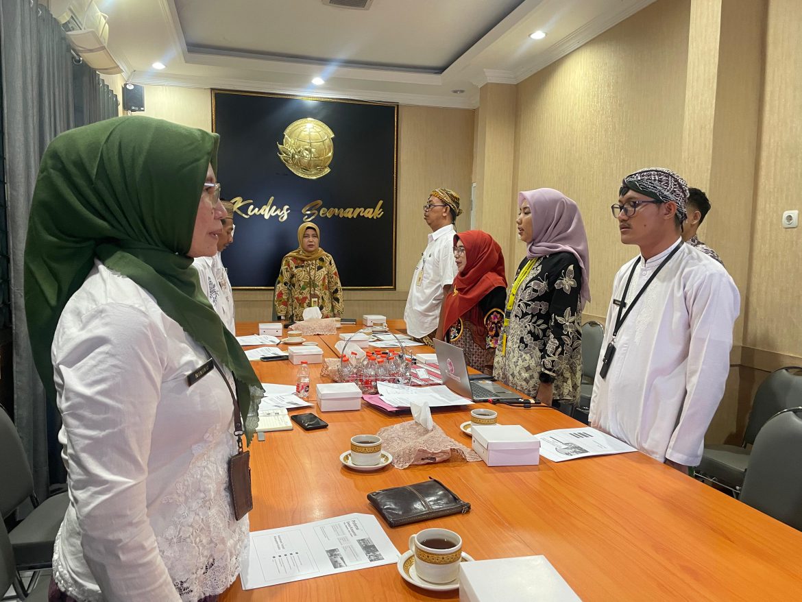 Seluruh Pegawai Beserta Tamu di Kantor Pertanahan Kabupaten Kudus Mengumandangkan Lagu Kebangsaan Indonesia Raya