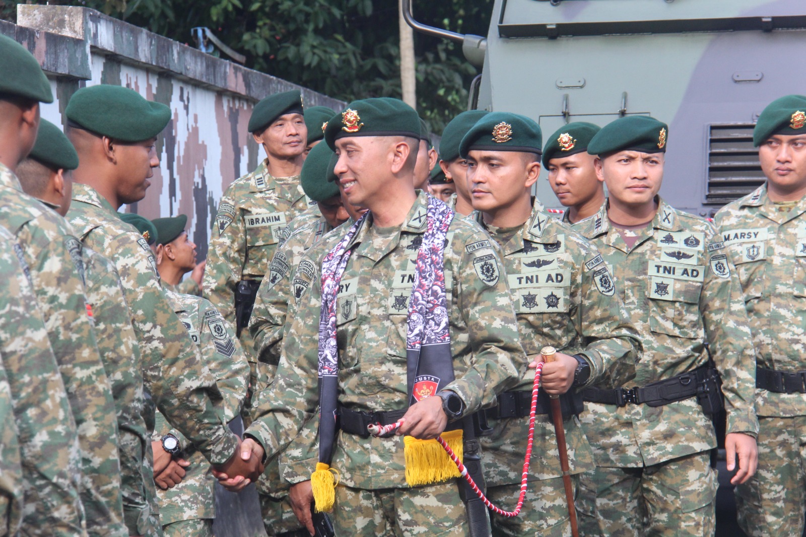 Suasana haru menyelimuti Asrama Yonarmed 1 Kostrad saat dilangsungkan acara pelepasan Letkol Arm Ihalauw Garry Herlambang dari jabatannya sebagai Danyonarmed 1 Kostrad ke-34, Sabtu (28/06/2025). (foto: Penajusta/Narwan) 