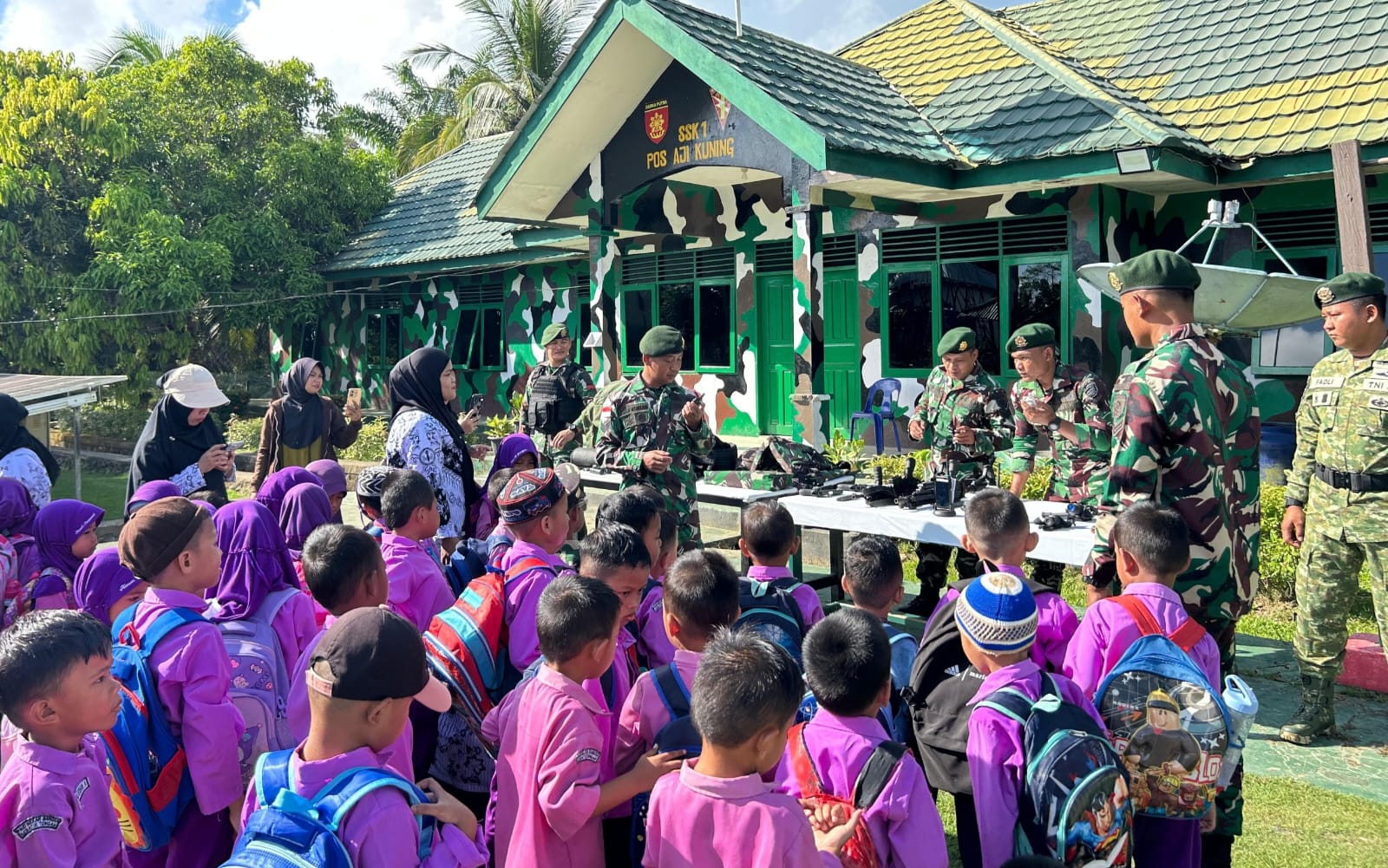 Pos Aji Kuning Satgas Pamtas RI–Malaysia Yonarmed 11 Kostrad menerima kunjungan dari anak-anak PAUD Mekar Bangsa, Kecamatan Sebatik Tengah, Kabupaten Nunukan, Kalimantan Utara, pada Selasa (03/06/2025). (foto: Peneleven/Narwan) 