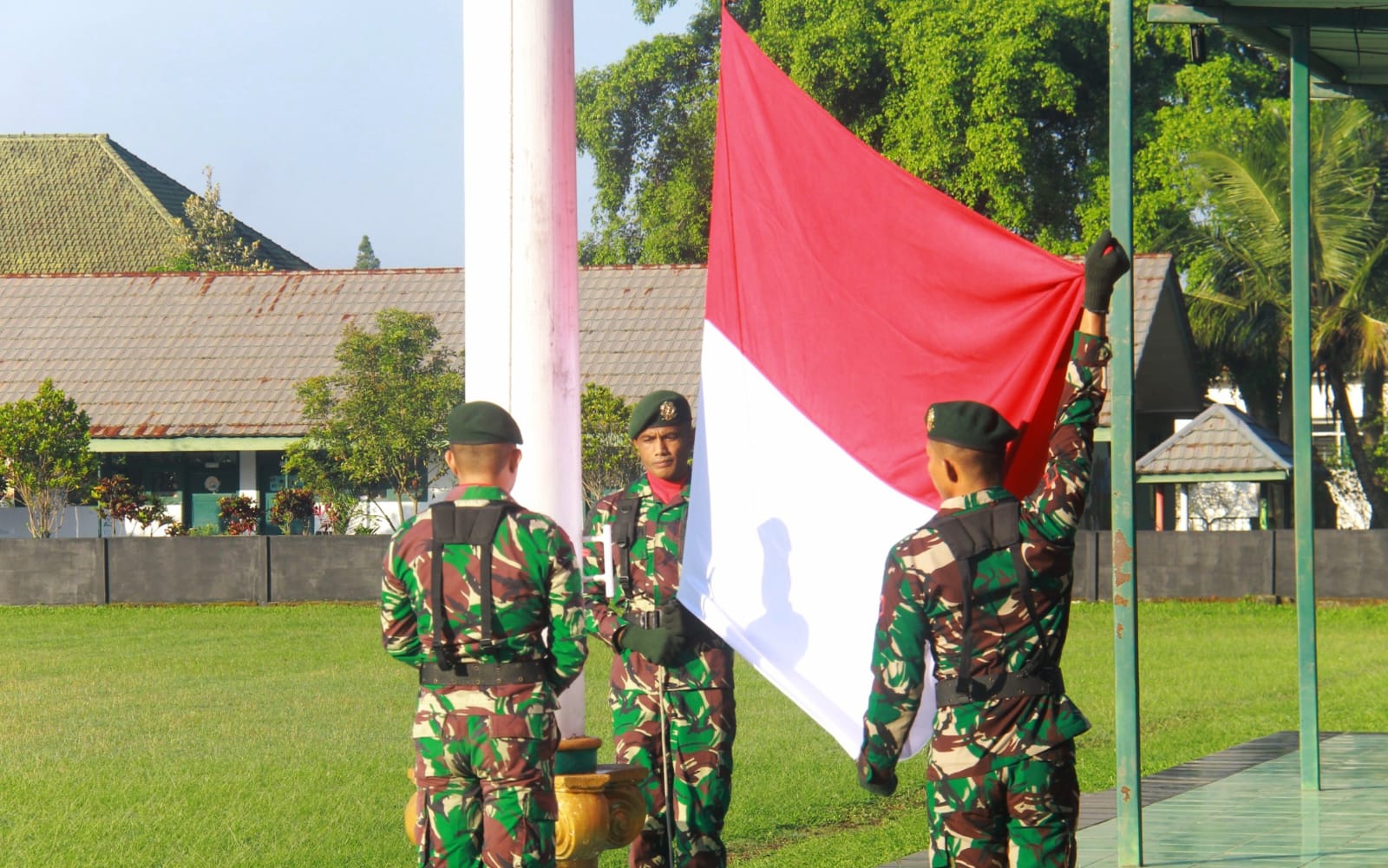 Yonarmed 1 Kostrad melaksanakan Upacara Pengibaran Bendera Merah Putih, Senin (07/07/2025). (foto: Penajusta/Nar) 