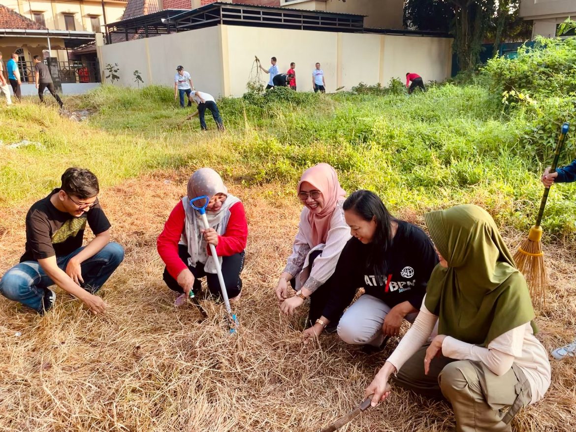 Kantor Pertanahan Kabupaten Kudus Laksanakan Kegiatan “Jumat Bersih” Demi Lingkungan Kerja yang Nyaman dan Asri