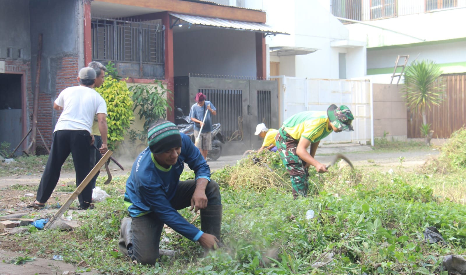 Prajurit Yonarmed 1 Kostrad melaksanakan karya bakti bersama masyarakat bersama masyarakat Kelurahan Candirenggo, Kecamatan Singosari, Kabupaten Malang, Minggu (27/07/2025). (foto: Penajusta/Narwan) 