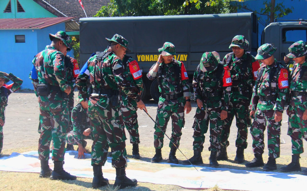 Prajurit Batalyon Artileri Medan 1 Kostrad melaksanakan kegiatan Latihan Peta Model Medan (LPMM) Tingkat Seksi yang diselenggarakan di wilayah Pasuruan, Jawa Timur, Sabtu (02/08/2025). (foto: Penajusta/Narwan) 