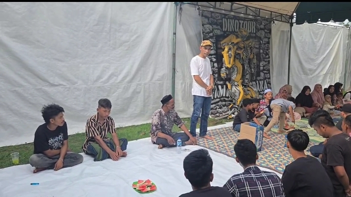 Ketua Pelaksa Hiburan Piasan Malam Zainudin SH. Bersama. (Tmiang Perdana) Santuni Anak Yatim..