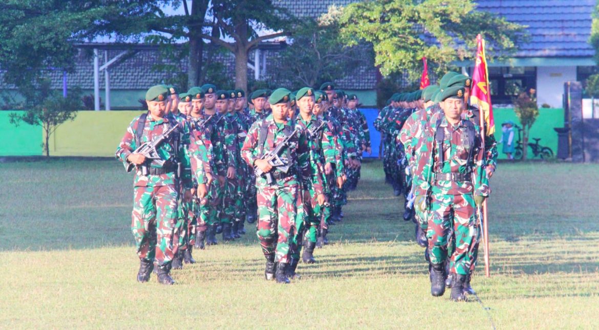 Derap Langkah Bersenjata, Prajurit Ajusta Awali Hari Dengan Jiwa Ksatria