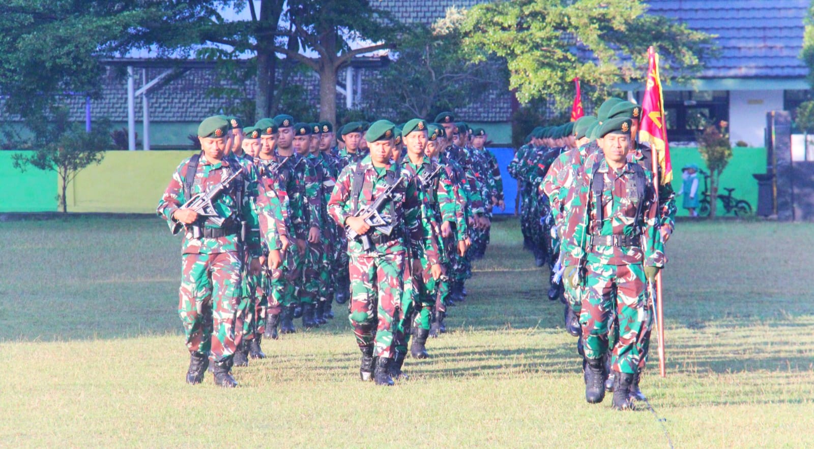 Komandan Batalyon Armed 1 Kostrad, Mayor Arm Fauzi Raspati Al’ansyori, S.Sos., memimpin langsung kegiatan Lari Bersenjata mengelilingi lingkungan Asrama, Senin (04/08/2025). (foto: Penajusta/Narwan) 