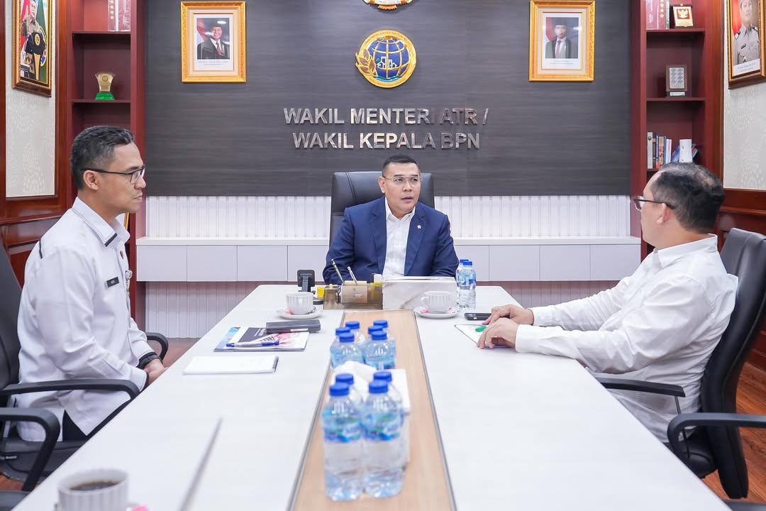 Wakil Menteri Agraria dan Tata Ruang Indonesia H. Ossy Dermawan, B.S., M.Sc. menerima paparan dari Badan Pengembangan Sumber Daya Manusia (BPSDM) Kementerian ATR/BPN terkait pengembangan Sistem Informasi Penilaian Kinerja (SIPK)