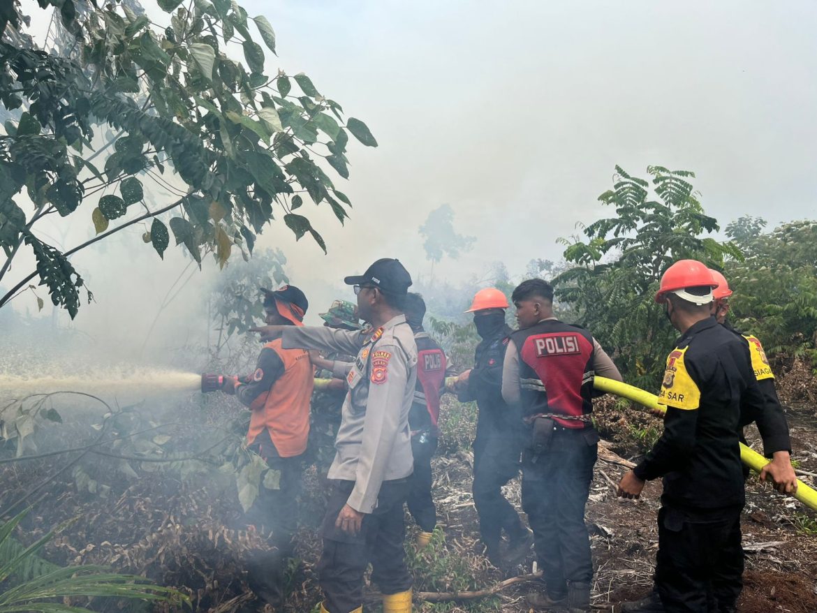 Cegah Api Meluas, Brimob dan Tim Gabungan Terjun ke Lokasi Karhutla di Nagan Raya