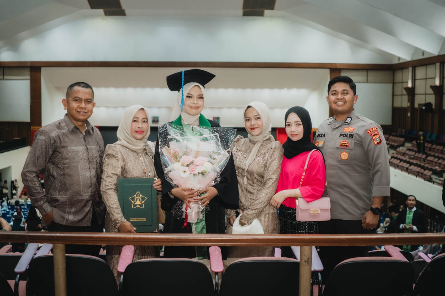 Muzammil Hadiri Wisuda Ke – 166 di Universitas Syiah Kuala Banda Aceh,Dalam Acara wisuda Anak, Tampil elegan dengan baju batik.