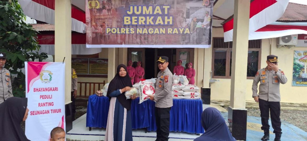 POLRES NAGAN RAYA GELAR JUM’AT BERKAH, BAGIKAN SEMBAKO UNTUK WARGA