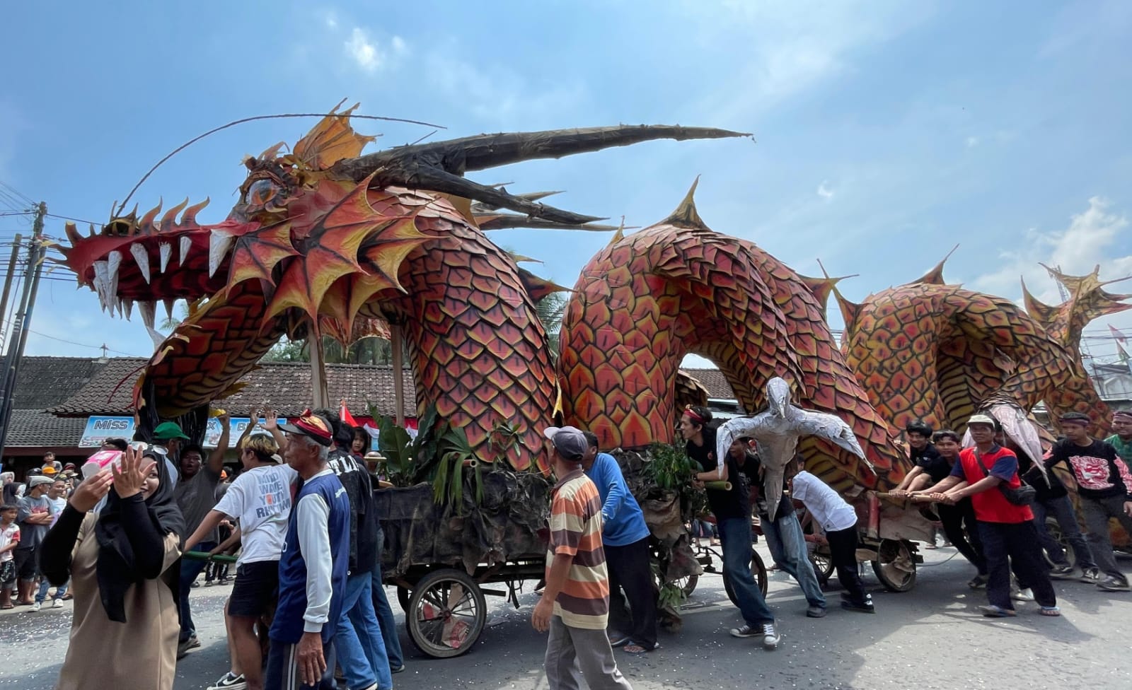 Patung Antaboga (ular raksasa sakti dalam pewayangan) menjadi pusat perhatian masyarakat yang melihat jalannya Karnaval Budaya Desa Tegalrejo, Kabupaten Magelang, Minggu (31/08/2025). (foto: Syakira)