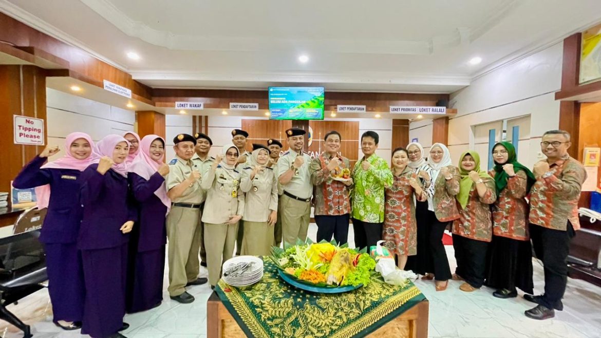 Pemotongan Tumpeng Warnai Peringatan HANTARU 2025 di Kantor Pertanahan Kabupaten Kudus