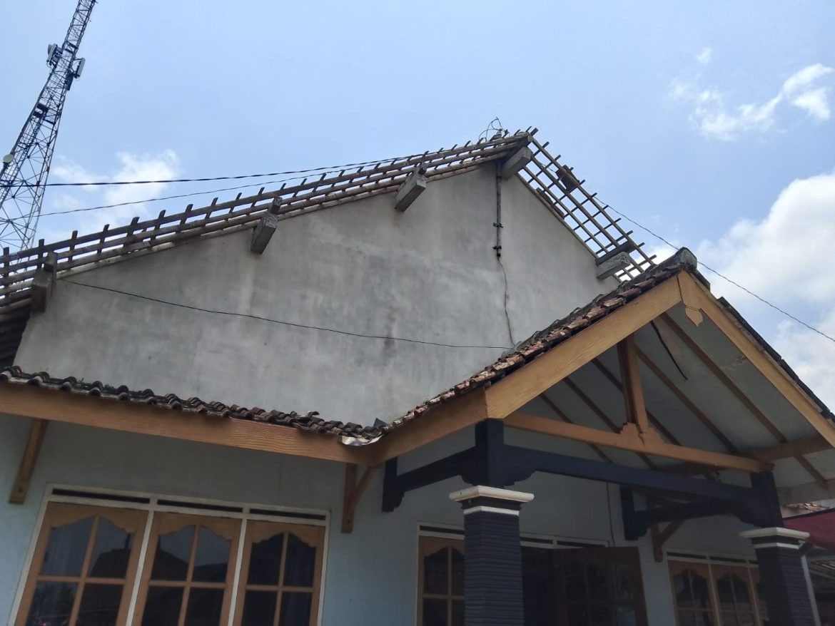 Puluhan Rumah di Desa Krincing Secang Rusak Diterjang Angin Kencang