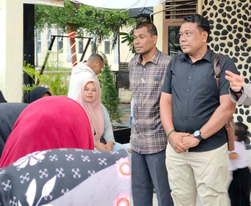 Ratusan Warga Datangi Mapolsek Kuala, Sigap Kasat Reskrim Nagan Raya Mediasi Massa Aksi