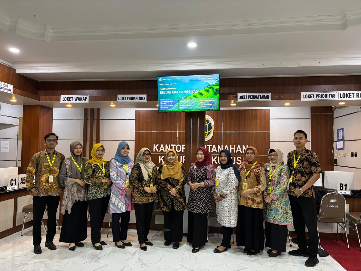 Bukti Upaya Peningkatan kedisiplinan, koordinasi, dan mutu layanan kepada masyarakat, Manager Loket Kantor Pertanahan Kabupaten Kudus lakukan Briefing Pagi