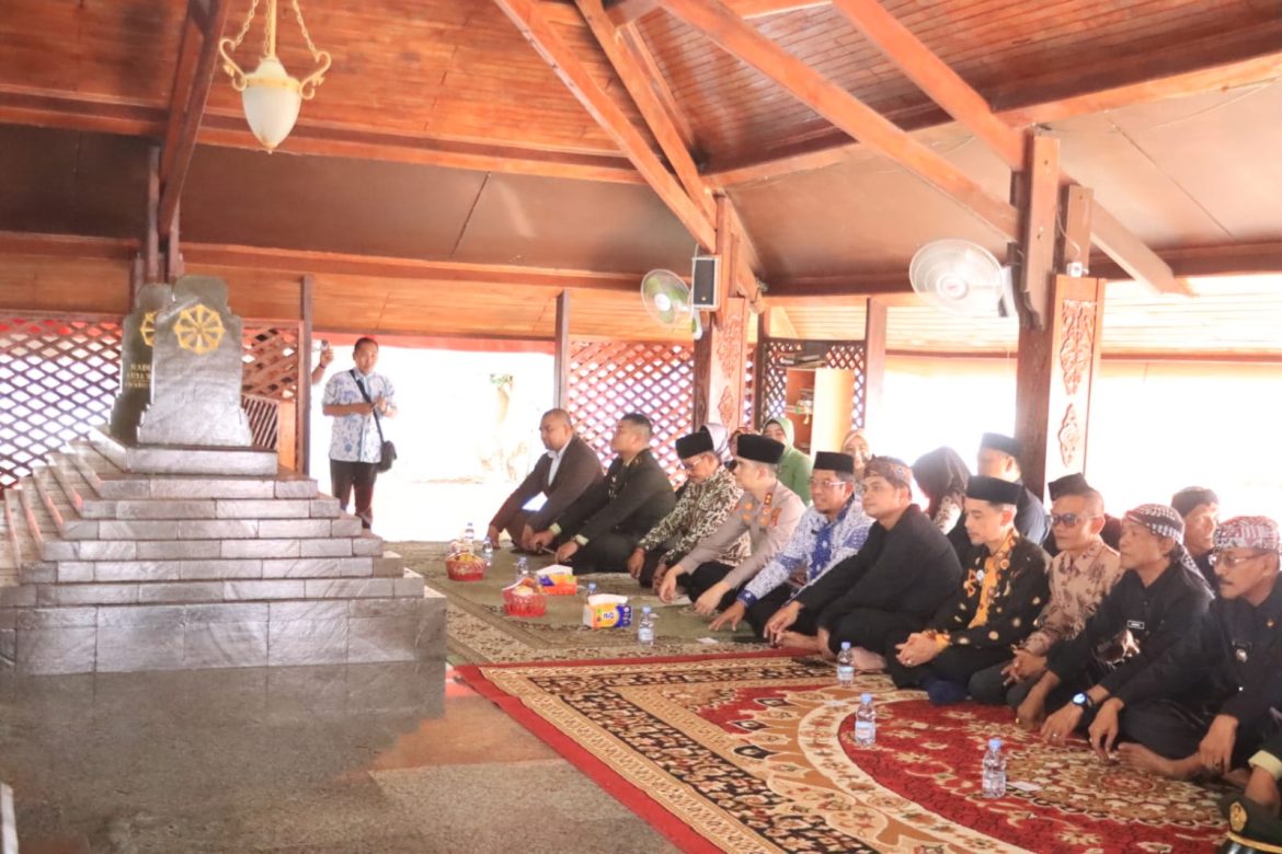 Sambut Hari Jadi ke 498 Kabupaten Indramayu, Kapolres dan Forkopimda Tabur Bunga Di makam Arya Wiralodra.