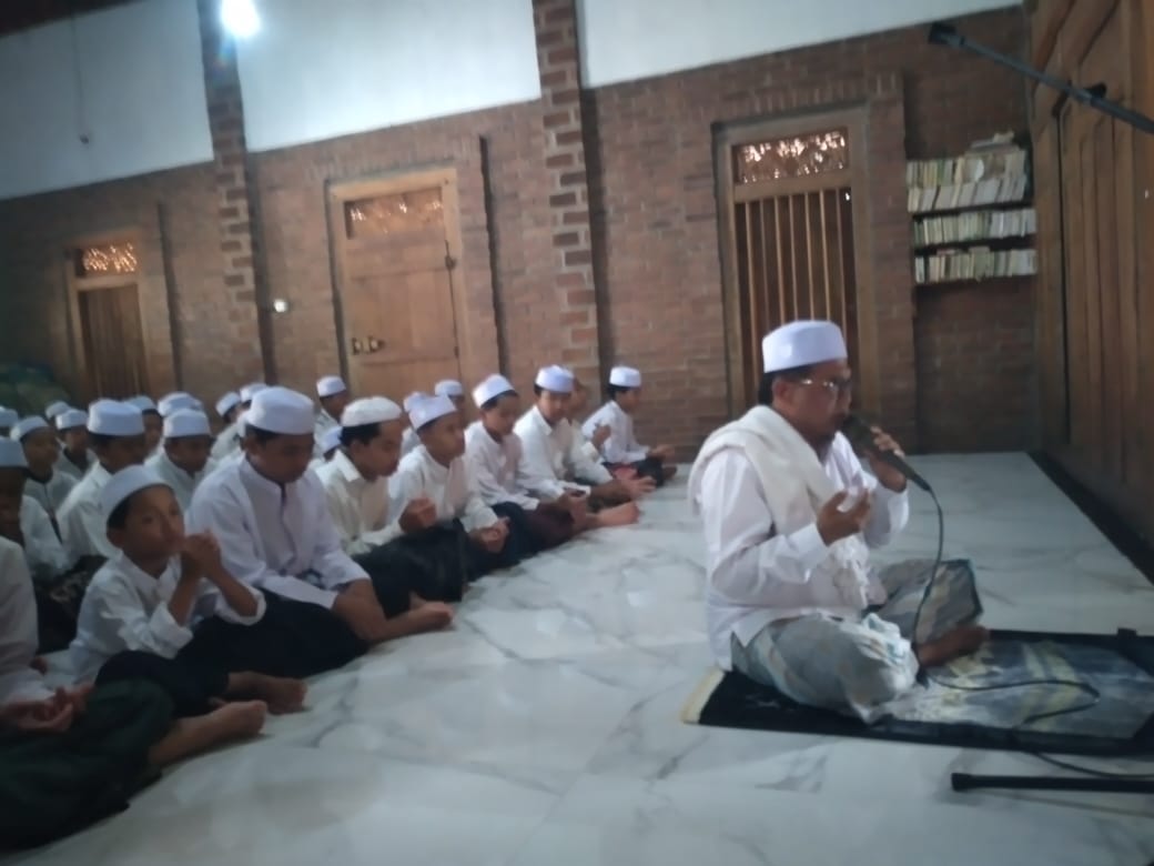 Do’a dan Kepedulian Mengalir dari Tebuireng 16 Santri Gelar sholat Ghaib. Kurban Mushola Ambruk