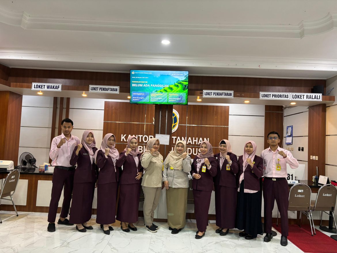 Peningkatan Kedisiplinan, Koordinasi, dan Mutu Layanan kepada Masyarakat, Manager Loket Kantor Pertanahan Kabupaten Kudus lakukan Briefing Pagi