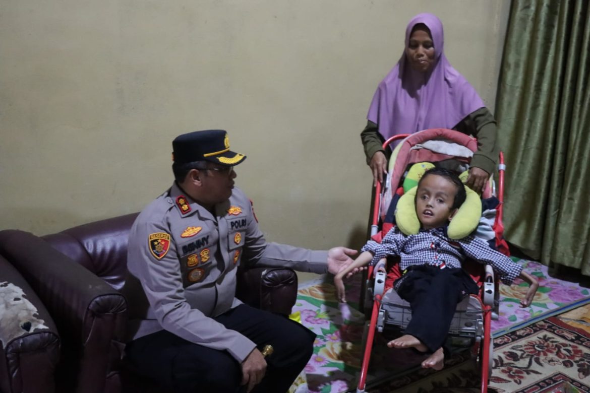 KAPOLRES NAGAN RAYA SALURKAN BANTUAN UNTUK ANAK PENDERITA HYDROSEFALUS DI SUKA MAKMUE