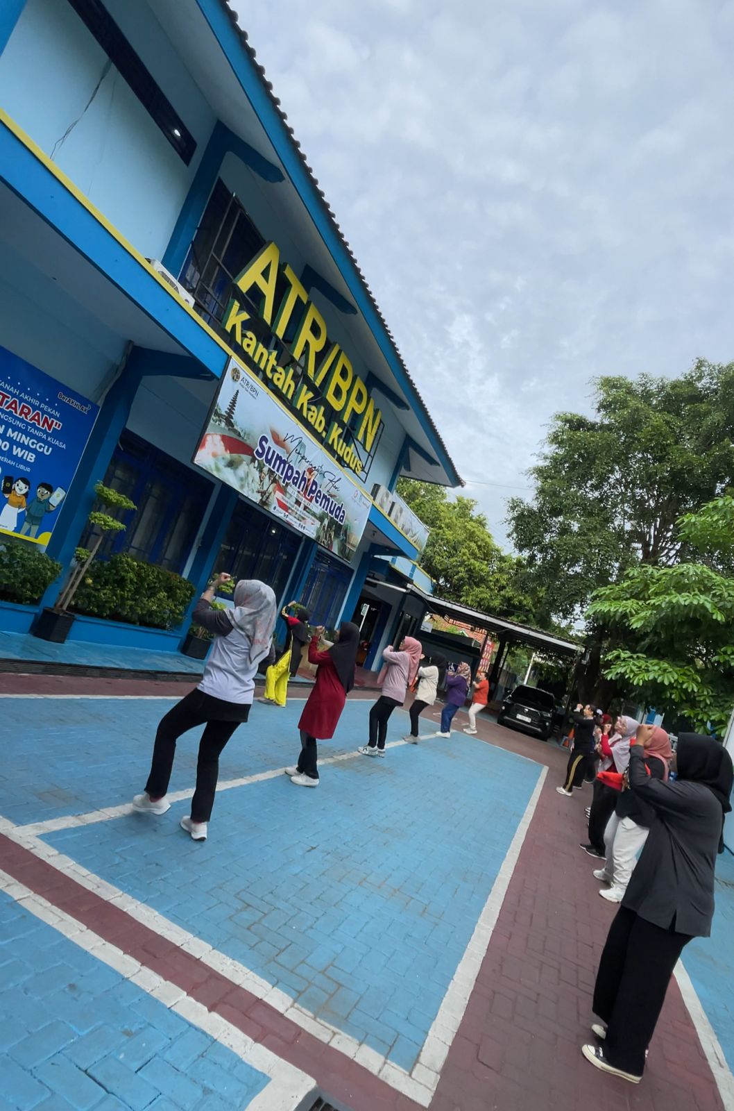 Membangkitkan Semangat Bekerja dengan Senam Sehat Jum’at Happy  di Lingkungan BPN Kudus