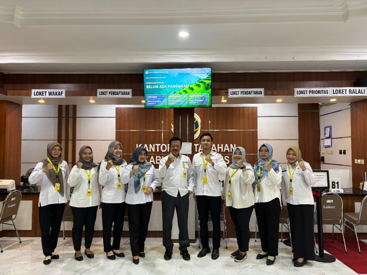 Manager Loket Pimpin Briefing Pagi Hari di Kantor Pertanahan Kabupaten Kudus