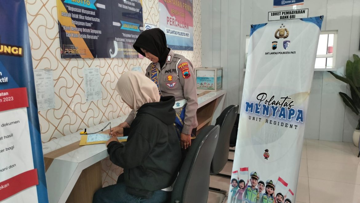 Polantas Menyapa, Duta Pelayanan Satpas Polresta Pati Berikan Pengarahan dengan Ramah