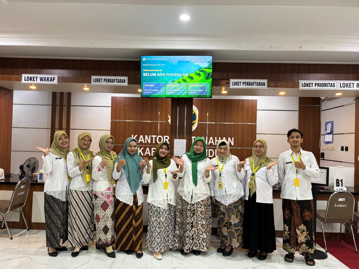 Manager Loket Pimpin Semangat Briefing Pagi Hari di Kantor Pertanahan Kabupaten Kudus