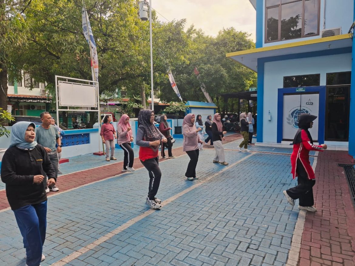 Membangkitkan semangat bekerja dengan Senam Sehat Jum’at Happy  di lingkungan BPN kudus, 21 November 2025