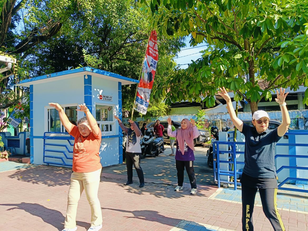 Membangkitkan semangat bekerja dengan Senam Sehat Jum’at Happy  di lingkungan BPN kudus, 05 Desember 2025