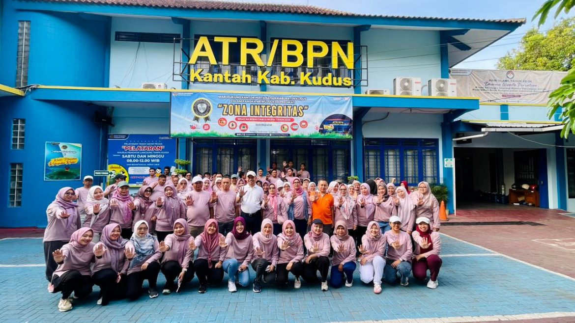 Jalan Santai Kantor Pertanahan Kabupaten Kudus Perkuat Kebugaran dan Kebersamaan Pegawai