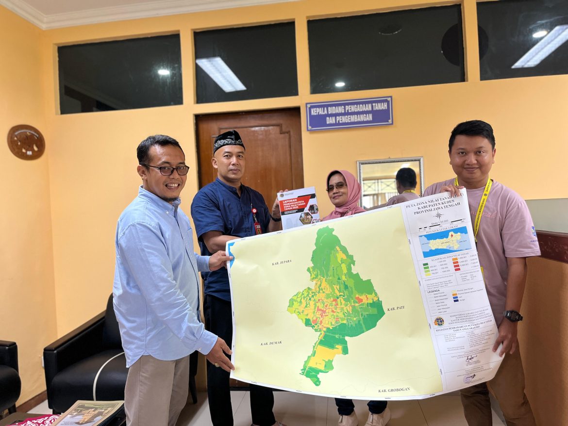 Seksi Pengadaan Tanah dan Pengembangan Kantor Pertanahan Kabupaten Kudus Melakukan Penyerahan Hasil Pekerjaan Kegiatan Pembaruan Peta Zona Nilai Tanah (ZNT) Tahun Anggaran 2025