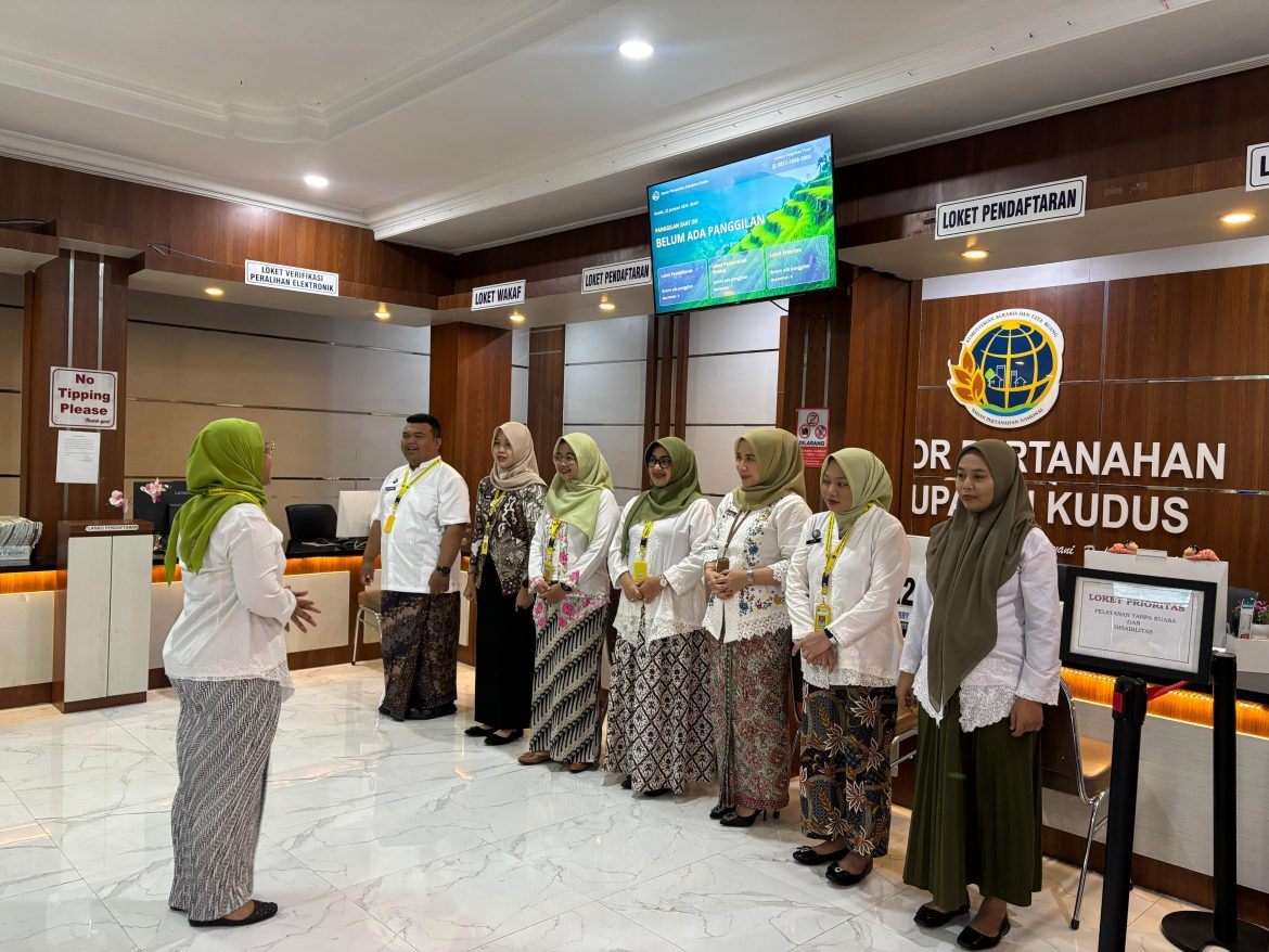 Perkuat Kualitas Pelayanan, Kantor Pertanahan Kabupaten Kudus Laksanakan Briefing Pagi Petugas Front Office