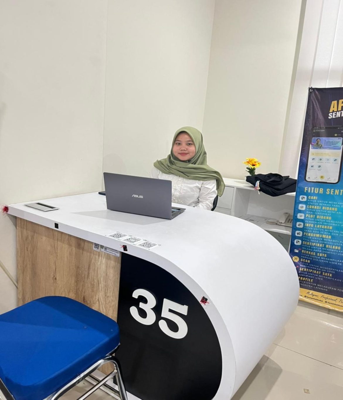 Dua Pegawai Kantor Pertanahan Kabupaten Kudus siap Layani Pemohon Pertanahan di Mall Pelayanan Publik di gerai Nomor 34 dan 35